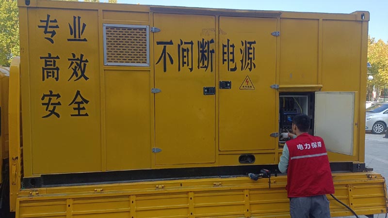 共和柴油发电机组和UPS电源配合使用时，如何避免切换过程中的电力中断？